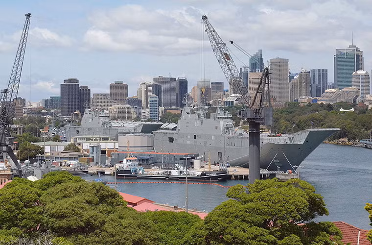 Đi xa hơn về phía Đông Thái Bình Dương là Australia, dù ở một vị thế địa lý khá an toàn nhưng Hải quân Australian vẫn thấy việc trang bị cho mình một tàu sân bay là cần thiết điển hình như chiếc HMAS Canberra. Nguồn ảnh: Sputnik.