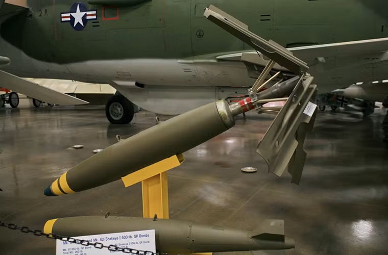 Mk 82 “Snake Eye” thường được thả từ độ cao 4.500-7.600m, hầu hết ngay sau khi được triển khai bộ phận cánh hãm của nó sẽ được bật ra. Bên cạnh việc hãm tốc độ rơi cánh hãm của “Mắt rắn” ở một mặt nào đó cũng giúp điều hướng quả bom đi đến đúng mục tiêu mặt dù đa phần độ chính xác của nó hầu như không có. Nguồn ảnh: Wikimedia