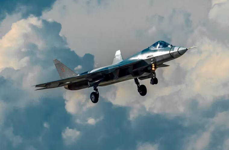 T-50 được trang bị 2 động cơ AL-41F1, giúp nó có khả năng bay ở tốc độ siêu âm và tầm hoạt động 5.500km. Nguồn ảnh: Không quân Nga.