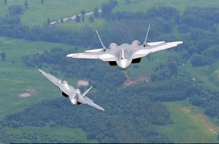 T-50 có thể đạt vận tốc Mach 2 (tương đương 2.140km/h), tầm hoạt động lên đến 5.471km và trần bay tối đa là 19,812km. Nguồn ảnh: Không quân Nga.