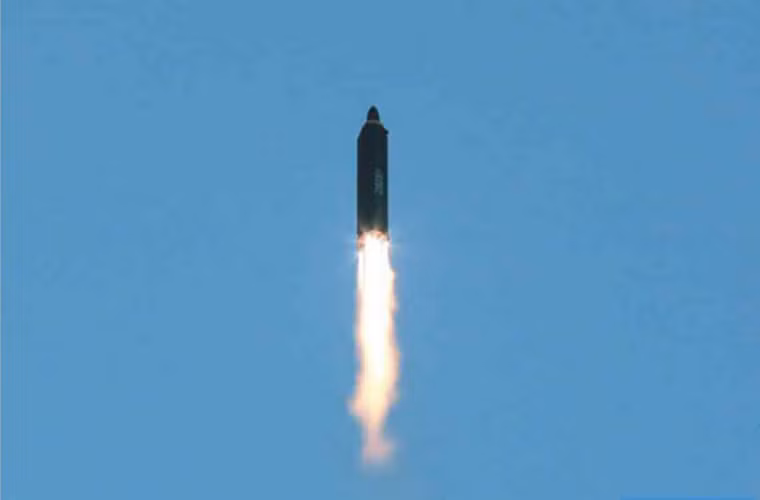 Vụ phóng thử nghiệm Hwasong-12 cũng một lần nữa cho thấy Bình Nhưỡng tái khẳng định đường lối nhất quán của nước này trong việc phát triển công nghệ tên lửa, bất chấp các lệnh cấm vận mới từ Liên Hợp Quốc hay thái độ tiêu cực từ Bắc Kinh. Và Triều Tiên sẵn sàng đáp trả xứng đáng mọi hành động khiêu khích đến từ bên ngoài. Nguồn ảnh: NK News