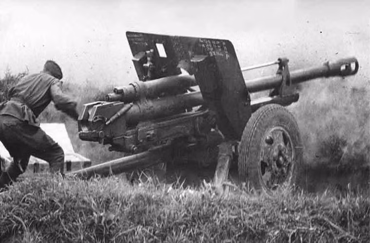 Sau chiến dịch Barbarossa của Đức vào năm 1941, lực lượng tăng thiết giáp Liên Xô gần như bị vô hiệu hóa bởi các sư đoàn Panzer mặc dù họ được trang bị tốt hơn. Đứng trước tình cảnh đó trách nhiệm ngăn chặn bước tiến như vũ bão của các đơn vị Panzer được đặt lên vai lực lượng pháo binh Liên Xô, tuy nhiên trớ trêu thay là lực lượng này lại không được trang bị vũ khí đủ mạnh để thực hiện nhiệm vụ này. Nguồn ảnh: 2tanki.ru.