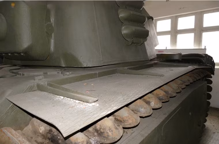 So với yêu cầu kỹ thuật ban đầu các nguyên mẫu của ARL44 có sự thay đổi khá lớn với lớp giáp chính dày hơn và trang bị pháo lớn hơn. Lớp giáp chính của ARL44 được tăng lên 120mm và được đặt nghiêng 45 độ, đây cũng là mẫu xe tăng có lớp giáp bảo vệ tốt nhất của Pháp cho tới khi xe tăng chiến đấu chủ lực Leclerc xuất hiện. Nguồn ảnh: arms-expo.