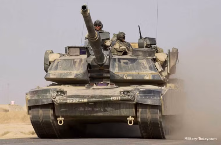 Dù khá nặng nề nhưng nhờ có động cơ AGT-1500 đa nhiên liệu kiểu turbine khí, dòng xe tăng M1 Abrams có thể tăng tốc từ 0 lên 32km/h chỉ trong vòng 7 giây. Nguồn ảnh: Military-Today.