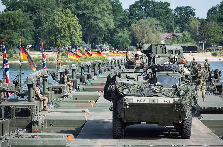 M3 Amphibious Bridge là mẫu cầu phao khá phổ biến trong quân đội các nước NATO hoặc sử dụng công nghệ quân sự theo tiêu chuẩn NATO. M3 gần như là một mẫu phương tiện lội nước đa nhiệm có thể phục vụ cho mục đích quân sự lẫn dân sự. Nguồn ảnh: Twitter