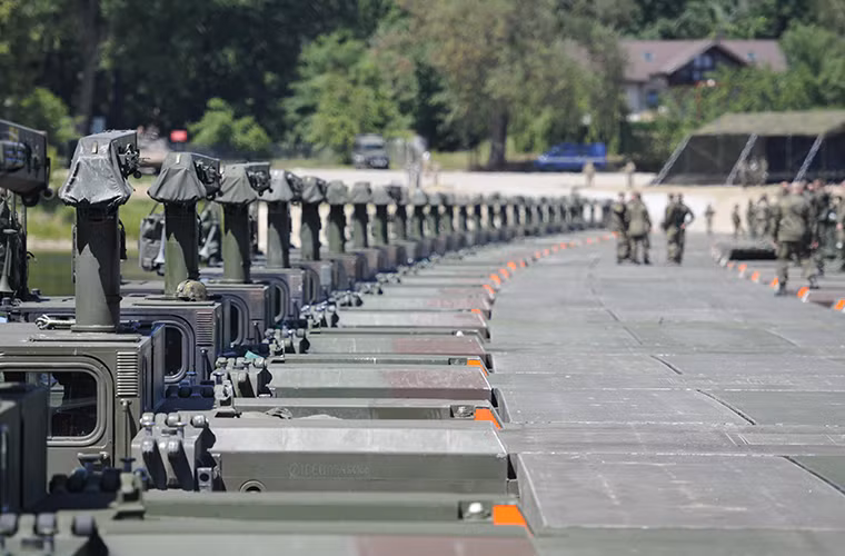 Tùy vào yêu cầu nhiệm vụ, cầu phao tự hành M3 có thể được triển khai ở nhiều hình thức khác nhau như phà di động hay cầu phao cố định. Trong đợt tập trận chung giữa Anh và Đức vào năm 2016, công binh hai quốc gia này đã xây dựng một cầu phao dài đến 350m từ hàng chục đốt cầu M3 và chúng hoàn toàn đủ khả năng chịu tải cho các phương tiện từ 60 tấn trở xuống. Nguồn ảnh: Quân đội Mỹ