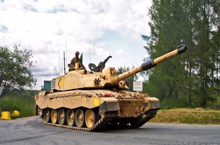 Challenger 2 của Anh được trang bị pháo 120mm có độ chính xác cực cao và được hỗ trợ bằng hệ thống cung cấp thông tin trực tiếp trên chiến trường do Anh sản xuất. Nguồn ảnh: The Richest.