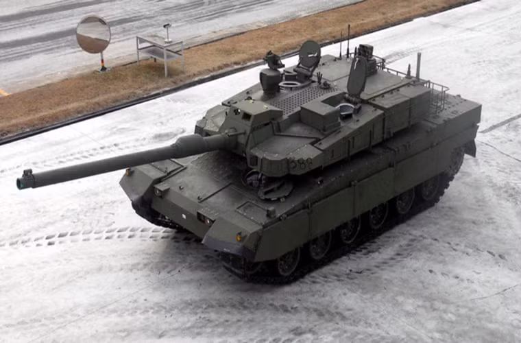 K2 Black Panther của Hàn Quốc được trang bị cả hệ thống phòng thủ chủ động và bị động để đối phó với các loại tên lửa của đối phương. Xe tăng K2 Black Panther cũng được trang bị pháo 120mm với hệ thống nạp đạn tự động có thể nạp 10 loạt đạn/phút. Nguồn ảnh: The Richest.