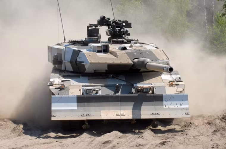 Xe tăng Leopard 2A7+ của Đức được trang bị pháo 120mm và tên lửa dẫn đường LAHAT của Israel giúp xe tăng có thể bắn trúng mục tiêu cách đó 5km. Nguồn ảnh: The Richest.