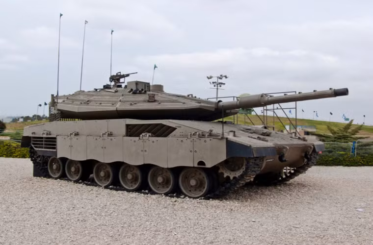Merkava IVm của Israel là xe tăng chiến đấu có khả năng tháo dỡ và lắp đặt lại hệ thống giáp cực kỳ nhanh chóng và dễ dàng. Ngoài ra, xe tăng này còn có khả năng phát hiện và tiêu diệt tên lửa và rocket chống tăng của đối phương. Nguồn ảnh: The Richest.