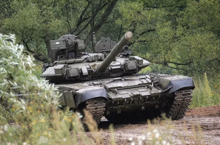 T-90AM là xe tăng của Nga được trang bị hệ thống phòng vệ chủ động có khả năng phát hiện và tiêu diệt tên lửa của đối phương. T-90AM được trang bị hệ thống nạp đạn tự động có khả năng nạp đạn từ 6-8 giây và có thể bắn các loại đầu đạn khác nhau. Nguồn ảnh: The Richest.