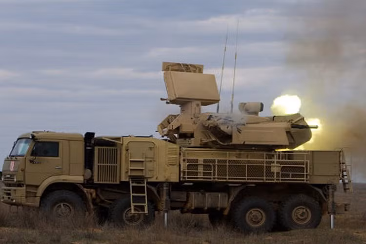 S-400 là sát thủ tầm trung và tầm cao. Nó có thể tiêu diệt nhiều loại mục tiêu bao gồm cả tên lửa đạn đạo nhờ radar cực mạnh có thể quét mục tiêu cách xa vài trăm cây số.