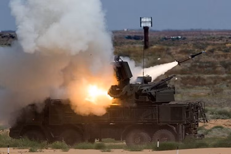 Và ở điểm này Pantsir-S1 lại thể hiện rất tốt. Việc điều Pantsir-S1 cùng với S-400 chính là tạo ra một lưới lửa phòng không đủ kín để bảo vệ căn cứ cũng như chiến đấu cơ của Nga tại Syria.