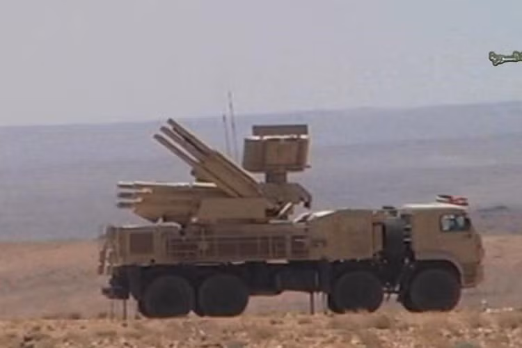 Tuy nhiên các chuyên gia cho rằng hệ thống S-400 chính là bảo vệ căn cứ, chiến đấu cơ Nga, còn hệ thống Pantsir-S1 lại làm cận vệ cho S-400.