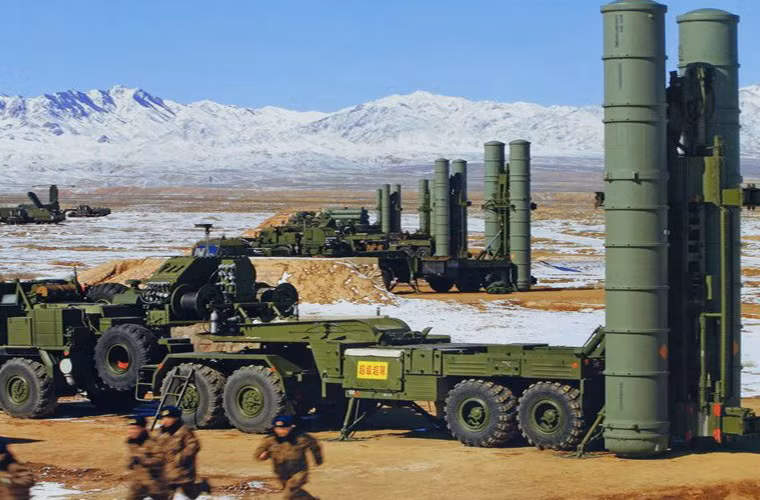 S-400 Triumf (tên mã định danh của NATO: SA-21 Growler) là hệ thống tên lửa phòng không di động chiến lược tầm cao chống khí cụ bay do phòng thiết kế tên lửa NPO Almaz thiết kế.
