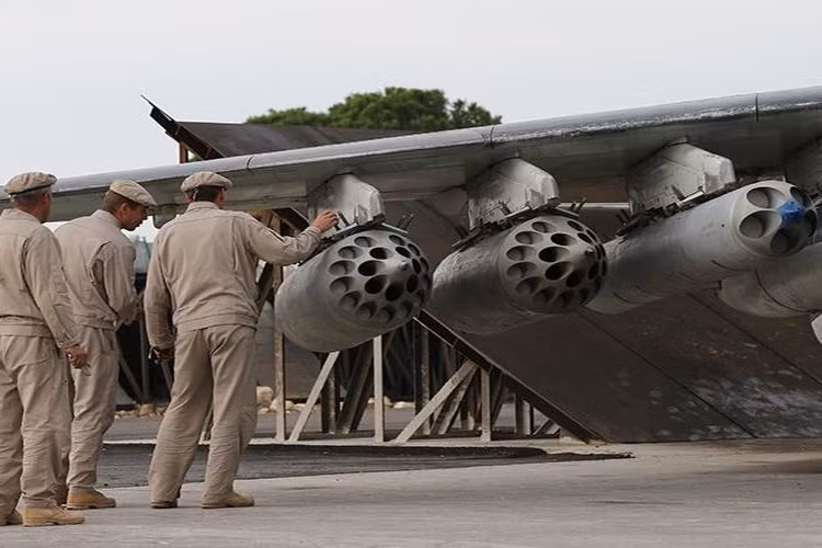 Các kỹ sư Nga đang lắp rocket chuẩn bị cho nhiệm vụ không kích tại Syria.