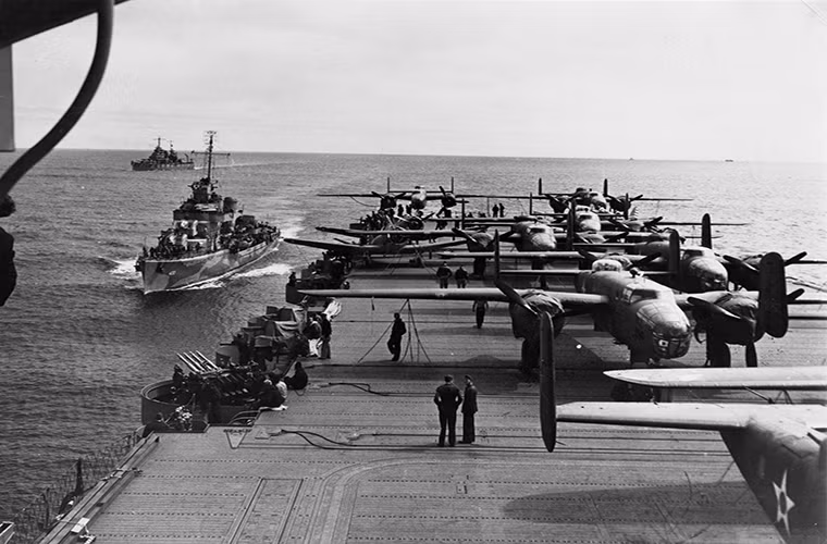 Theo đó Quân đội Mỹ sẽ triển khai phi đội gồm 16 máy bay ném bom tầm trung B-25B Mitchell, tiến sâu vào vùng lãnh thổ của Nhật Bản tấn công một số mục tiêu ở Tokyo và quay trở lại. Và điều khiến cuộc không kích Doolittle trở nên đặc biệt nhất trong lịch sử của Quân đội Mỹ chính là việc, những chiếc B-25B sẽ cất cánh từ một tàu sân bay. Nguồn ảnh: National Museum.