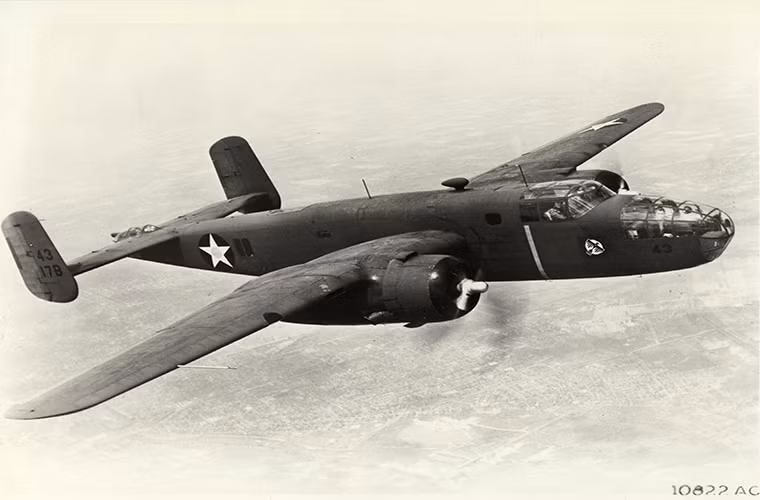 Dĩ nhiên đây là nhiệm vụ quá sức đối với những chiếc B-25B, do đó người Mỹ đã quyết định cải tiến mẫu oach tạc cơ này. Theo đó B-25B được lược bỏ hàng loạt trang bị nhằm giúp máy bay trở nên nhẹ hơn, vừa đảm bảo tầm hoạt động hiệu quả khi tác chiến lẫn việc cất cánh dễ dàng từ đường băng dài hơn 140m. Nguồn ảnh: ellsworth.af.mil.