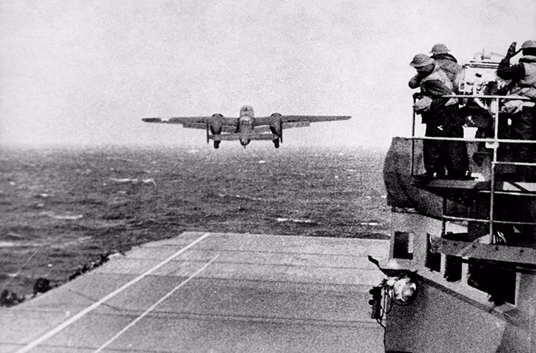 Đúng 8 giờ 20 phút sáng – Ngày 18/4/1942, lần lượt 16 chiếc B-25B dành cho cuộc không kích Doolittle liên tiếp cất cánh từ tàu sân bay USS Hornet bắt đầu hành trình bay hơn 1.000km đến Nhật Bản tấn công đồng thời 10 mục tiêu tại Tokyo, hai cái khác ở Yokohama, một ở Yokosuka, một ở Nagoya, một ở Kobe và một ở Osaka. Nguồn ảnh: Wikipedia.