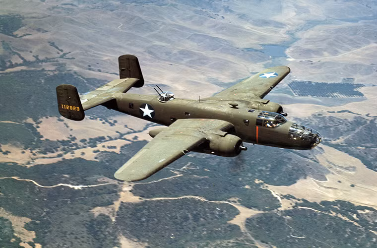 North American B-25 Mitchell là một trong những dòng máy bay ném bom tầm trung phổ biến nhất của Quân đội Mỹ trong Chiến tranh Thế giới thứ 2, nó tham gia ở cả hai mặt trận là Thái Bình Dương và Mặt trận phía Tây với thành tích chiến đấu khá đáng nể. Nguồn ảnh: Wikiwand.