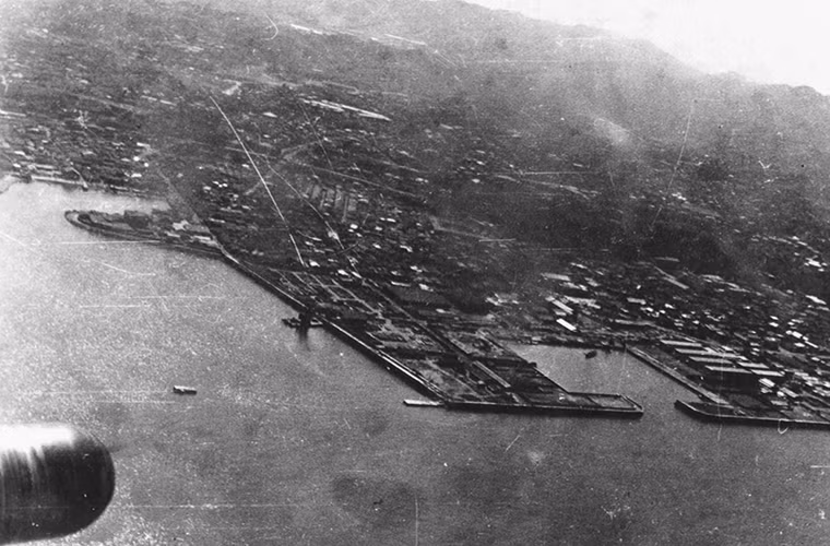 Hình ảnh chụp được từ một chiếc B-25B khi bay qua vịnh Tokyo khi tham gia chiến dịch Doolittle. Trong 16 máy bay, thì chỉ có 15 chiếc tiếp tục bay về phía tây nam tiến tới Chiết Giang, Trung Quốc xung khi hoàn thành nhiệm vụ. Nguồn ảnh: Pinterest