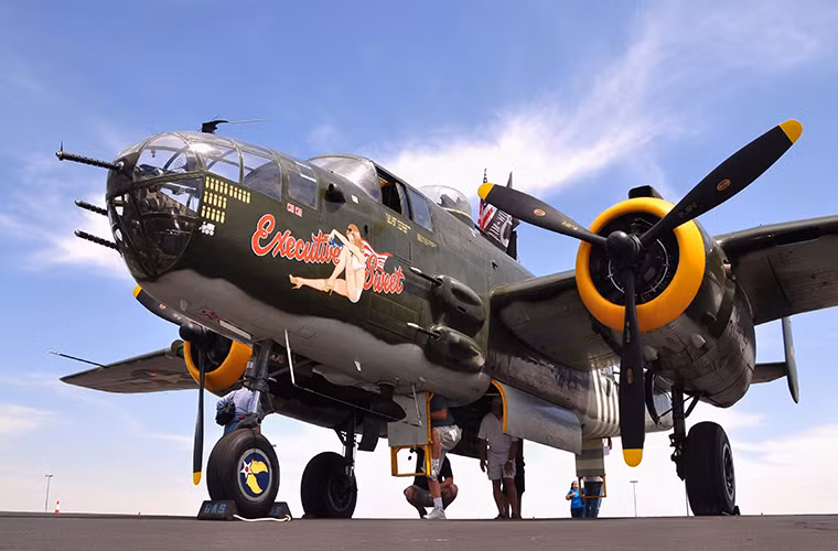 Trong chiến dịch không kích Doolittle những chiếc B-25B được cải tiến để mang theo 900kg bom các loại so với thiết kế 2.700kg ban đầu của nó do phải thực hiện hành trình bay dài hơn và phải cất cánh từ tàu sân bay. Lượng nhiên liệu B-25B mang theo trong chiến dịch Doolittle lên đến hơn 4.300 lít gần gấp đôi so với thông thường. Nguồn ảnh: Photorecon.net.