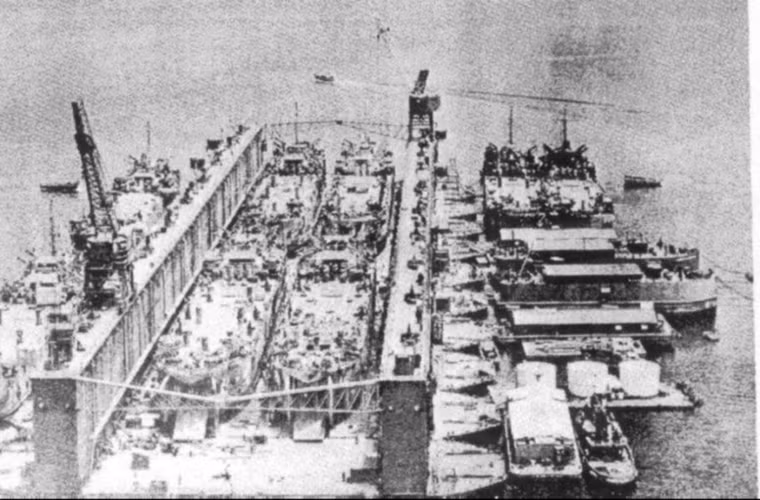 Trong ảnh là một dock nổi ASDB đang tiến hành sửa chữa cùng lúc cho bốn tàu đổ bộ LST-2 (Landing Ship, Tank) của Hải quân Mỹ, tổng tải trọng của chúng có thể lên đến gần 16.000 tấn. Nguồn ảnh: War History Online.