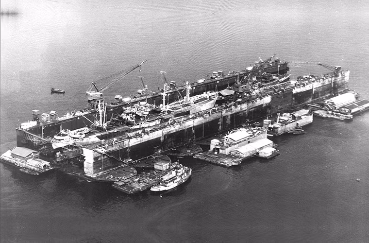 Trong ảnh là dock nổi USS ABSD-2 của Hải quân Mỹ tại Manus, thuộc Quần đảo Admiralty phía Nam Thái Bình Dương. Nguồn ảnh: War History Online.