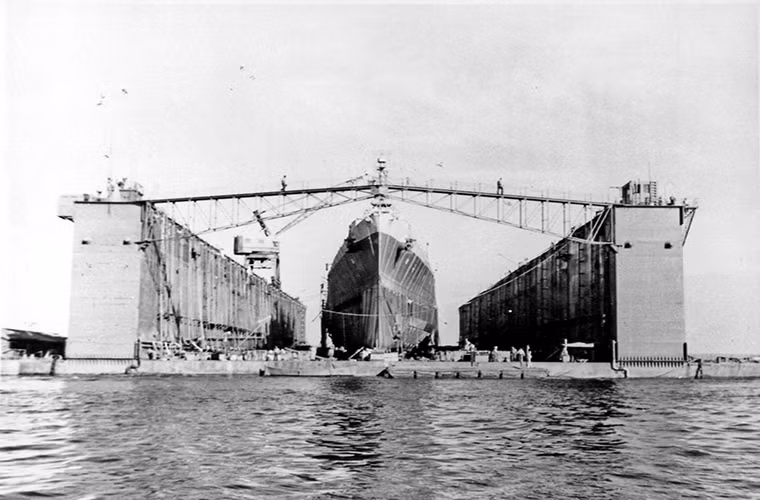Một trong những dock nổi lớn nhất của Mỹ trong Chiến tranh Thế giới thứ 2 chính là USS Artisan (ABSD-1), được vào vận hành từ năm 1943. ABSD-1 được thiết kế không khác gì một dock tàu cạn với khả năng sửa chữa mọi loại tàu chiến của Mỹ trừ tàu sân bay. Trong ảnh là tàu tuần dương hạng nhẹ USS Columbia (CL-56) được sửa chữa trên ABSD-1 khi đang tham chiến tại Thái Bình Dương. Nguồn ảnh: War History Online.