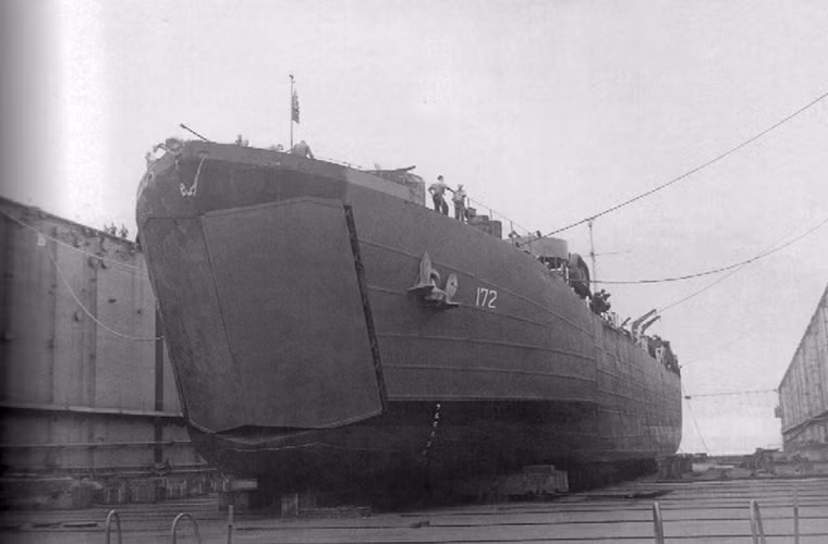 Hình ảnh một tàu đổ bộ LST-2 bên trong ASDB, kích thước của nó khá nhỏ so với dock nổi này. Nguồn ảnh: War History Online.