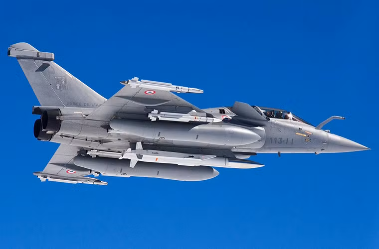 Trang tin Navy Recognition dẫn thông báo của Bộ Quốc phòng Pháp cho hay, một tiêm kích đa năng Rafale M của hải quân nước này gần đây đã phòng thử nghiệm thành công tên lửa hành trình ASMPA trong một đợt diễn tập tấn công hạt nhân mô phỏng vào đầu năm nay. Nguồn ảnh: Twitter.
