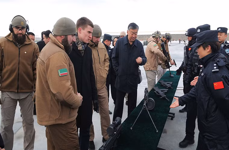 Trang tin Gazeta.ru dẫn lời Daniil Martynov – Giám đốc trung tâm đào tạo lực lượng đặc nhiệm quốc tế của Nga có trụ sở tại Gudermes, Chechnya cho hay, để đối phó với các mối đe dọa tấn công khủng bố đang ngày càng leo thang như hiện tại người đứng đầu lực lượng đặc biệt Trung Quốc vừa đề nghị Bộ Nội vụ Nga hỗ trợ nước này đào tạo và huấn luyện lực lượng chống khủng bố tại Tân Cương nhằm tăng cường khả năng bảo vệ an ninh tại khu vực đặc biệt này. Nguồn ảnh: gazeta.ru.