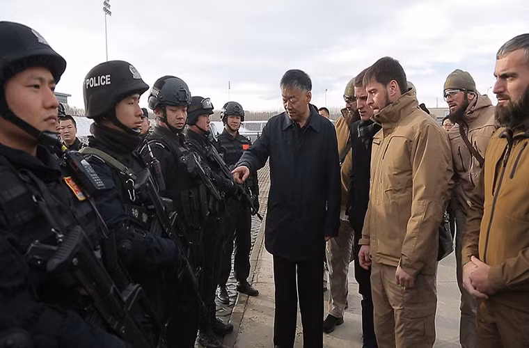 Cũng theo Martynov, Bắc Kinh bắt đầu để ý tới trung tâm đào tạo đặc nhiệm Chechnya kể từ khi nơi này đại diện cho nước Nga tham gia cuộc thi lực lượng đặc biệt quốc tế được tổ chức tại Jordan vào năm 2015 ở trung tâm KASOTC. Và dĩ nhiên đại diện của Nga dành ngôi quán quân cuộc thi này trước 43 đội đến từ 19 quốc gia. Nguồn ảnh: gazeta.ru.