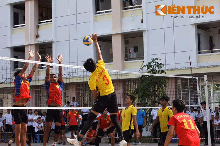 Cận cảnh pha tranh bóng chuyền giữa đội tuyển Bộ Tư Lệnh Vùng 1 Hải quân (áo vàng) và Lữ đoàn 126 đặc công Hải quân.