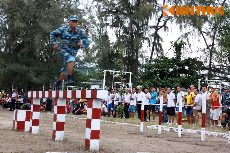 Theo đó, giải nhất toàn đoàn thuộc về đội tuyển Bộ Tham mưu Hải quân, Lữ đoàn đặc công 126 Hải quân đạt giải nhì và Bộ Tư lệnh Vùng 1 Hải quân đạt giải 3. Hình ảnh một chiến sĩ Hải quân Việt Nam đang dự thi môn vượt vật cản K91, môn thể thao đặc chủng của quân đội.