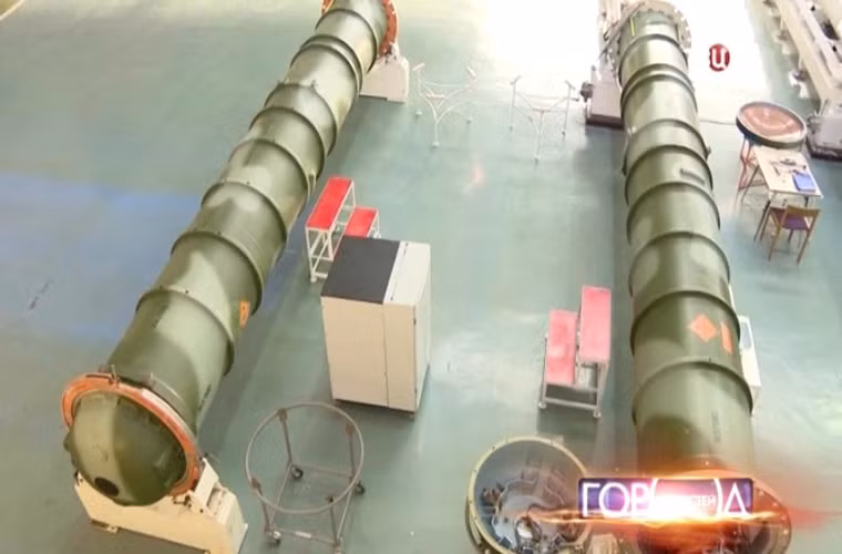 Tuy nhiên ít người biết rằng xuất phát điểm ban đầu của Avangard không phải chế tạo các loại tên lửa tấn công mà là động cơ dành cho máy bay, mà cụ thể hơn là dòng máy bay chiến đấu hai tầng cánh U-2. Và mãi đến năm 1950, Avangard mới bắt đầu được chuyển loại sang chế tạo các bộ phận dành cho tên lửa phòng không SAM của Liên Xô vào thời điểm đó. Nguồn ảnh: arms-expo.