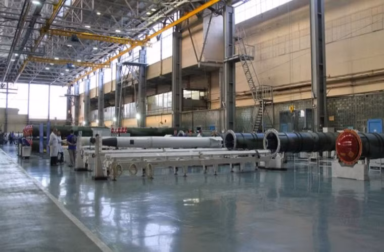 Một góc khác của phân xưởng chế tạo tên lửa ở Avangard, đây là nơi các quả đạn tên lửa sau khi được hoàn thiện được đưa vào bên trong ống chứa chuẩn bị xuất xưởng. Nguồn ảnh: arms-expo.