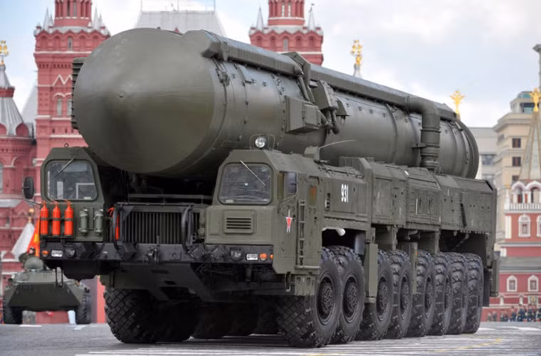 Với tên gốc RT-2UTTKh và tên mật là Topol-M, nó được NATO định danh là SS-27 “Sickle B”. SS-27 là hậu duệ của các tên lửa đạn đạo Xô Viết trước đó như RS-24 và RT-21 với các phiên bản khác nhau là: RS-12M1, RS-12M2 và RT-2PM2. Tầm bắn của Topol-M là từ 2.500km cho đến 10.500km. (Ảnh: pinterest)