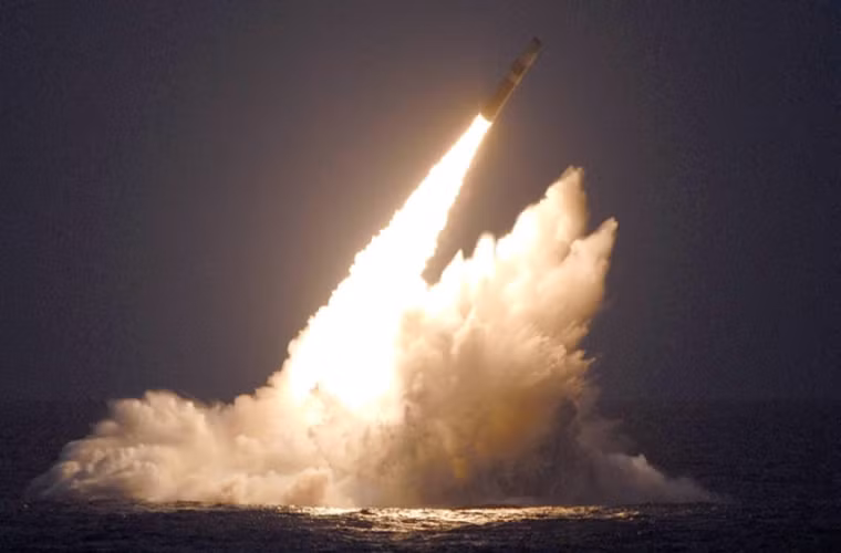 UGM-133 Trident II là tên lửa đạn đạo phóng đi từ tàu ngầm do Anh phát triển nhưng lại được trang bị cho Hải quân Mỹ. Loại tên lửa này có tầm bắn lên đến 12.000km. (Ảnh: Hải quân Mỹ)