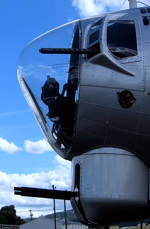 Nhưng đó chưa phải là vũ khí duy nhất được đặt trước đầu mũi B-17, khi bên dưới đầu máy bay còn có một tổ hợp súng máy M2 Browning hai nòng giúp tăng tối đa sức mạnh hỏa lực về hướng chính diện của B-17. Nguồn ảnh: Wikimedia.