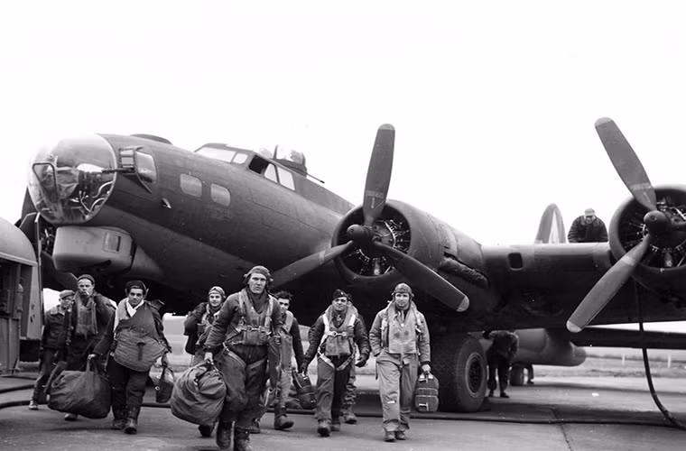 Tuy nhiên điều khiến B-17 được mệnh danh là pháo đài bay không nằm ở khả năng ném bom của nó, mà bởi chính kho vũ khí phòng vệ đồ sộ mà nó có thể mang theo. Và đây là một trong những biện pháp giúp phi hành đoàn B-17 có thể tự bảo vệ mình trước các phi đội tiêm kích đánh chặn của đối phương. Nguồn ảnh: Pinterest.