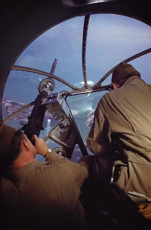 Ngay trong giai đoạn đầu thiết kế B-17, Boeing đã muốn vũ trang cho dòng máy bay ném bom hạng nặng này với hệ thống súng máy 12.7mm M2 Browning ở ít nhất 8 vị trí chạy dọc từ đầu cho đến đuôi máy bay. Nguồn ảnh: history.com.