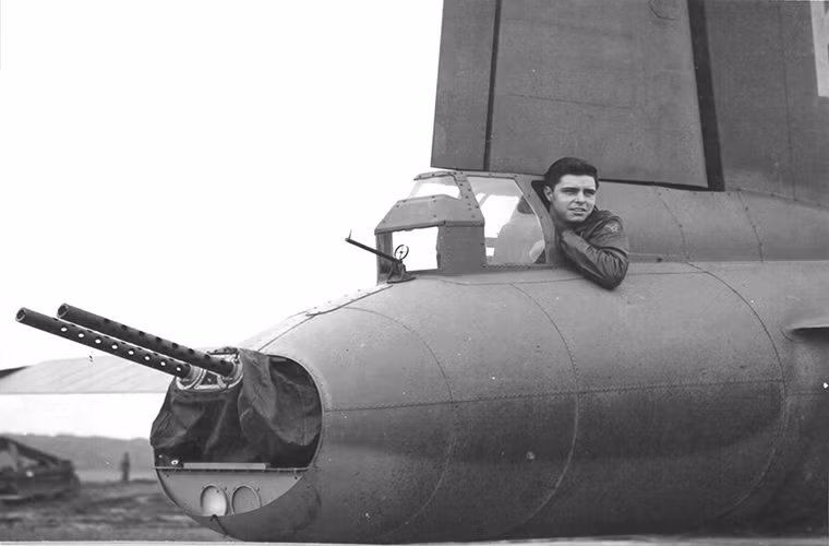 Xạ thủ súng máy cuối cùng trên B-17 là ở phần đuôi máy bay, nó được thiết kế để chống máy bay địch tập kích từ phía sau. Trang bị của vị trí này là gồm hai súng máy M2 Browning tương tự như tháp pháo số 1 và số 2. Nguồn ảnh: Pinterest.