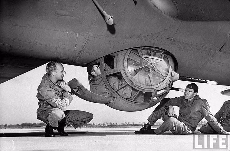 Tiếp theo là vị trí chiến đấu đáng sợ nhất trên B-17 - tháp pháo súng máy số hai nằm bên dưới thân máy bay dành cho xạ thủ số ba. Sở dĩ nói như vậy là bởi tháp pháo này có thiết kế khép kín giống như một cỗ quan tài trên không, thậm chí ngay cả khi ở dưới mất đất cũng rất khó để di chuyển ra vào bên trong nó. Do đó khi B-17 gặp sự cố trên không cơ hội sống sót ở vị trí này gần như là bằng không. Nguồn ảnh: Mission4Today.