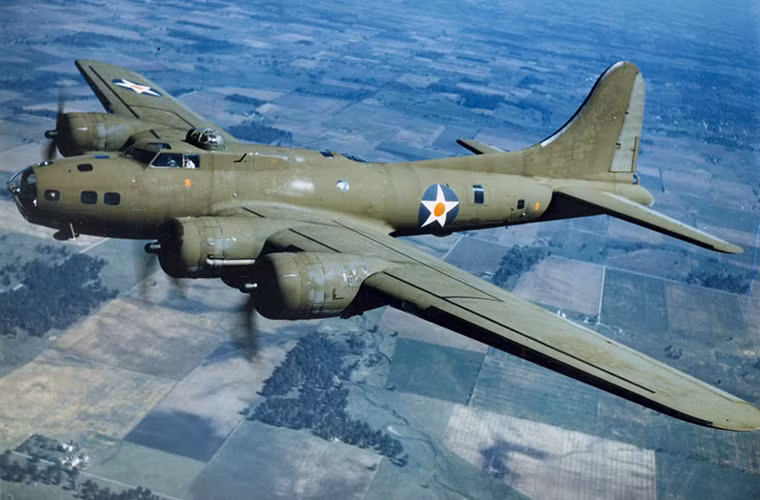  Máy bay ném bom B-17 hay còn được gọi với biệt danh là “pháo đài bay”, được xem là biểu tượng của Quân đội Mỹ trong Chiến tranh Thế giới thứ 2. Nó được thiết kế dành cho các nhiệm vụ không kích đường dài với tầm hoạt động lên đến hơn 3.200km và có thể mang theo 2.7 tấn bom các loại. Nguồn ảnh: Pinterest.