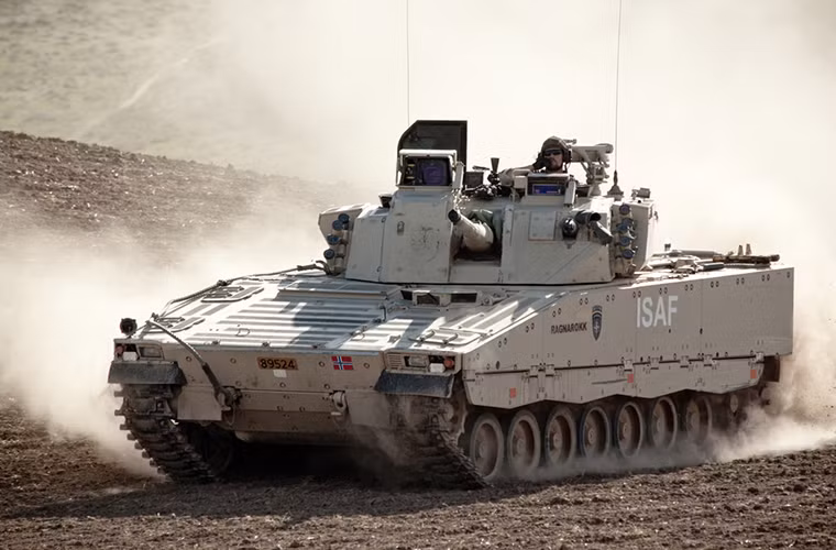 Quân đội Hà Lan bắt đầu đặt mua CV9035 - phiên bản của CV90 từ BAE Systems vào năm 2004 với số lượng lên tới 184 chiếc ở nhiều biến thể khác nhau và giá trị của hợp đồng này khi đó lên đến 749 triệu EURO. Vũ khí CV9035 của Hà Lan gồm tháp pháo tự động 35mm Bushmaster III, súng máy đồng trục 7.62mm và một hệ thống vũ khí điều khiển từ xa được tích hợp thêm trên tháp pháo. Nguồn ảnh: Flickr.