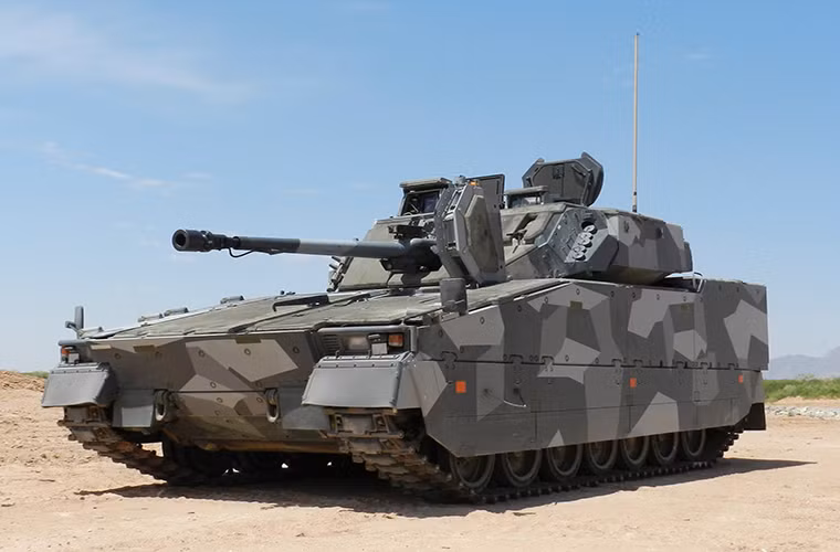 Theo Army Recognition đưa tin cho hay, BAE Systems vừa dành được được một hợp đồng nâng cấp xe chiến đấu bộ binh CV9035 từ Quân đội Hà Lan. Theo đó công ty quốc phòng này sẽ đảm nhận việc thử nghiệm và kiểm tra khả năng hoạt động của hệ thống phòng vệ chủ động (APS) Iron Fist được phát triển bởi công ty IMI (Israel Military Industries) của Israel khi hệ thống này được tích hợp lên trên những chiếc CV9035. Nguồn ảnh: warfare technology.