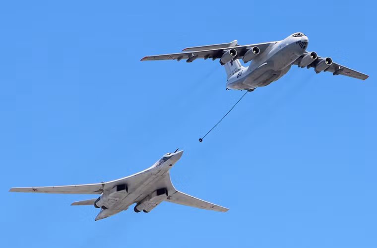 Cũng theo Kruglyakova nói, đích thân Tổng thống Nga Vladimir Putin đã đề nghị Ilyushin phát triển một biến thể tiếp nhiên liệu trên không từ những chiếc Ilyushin IL-96 để trang bị cho Không quân Nga. Hiện vai trò này đang bị đè nặng lên đôi cánh của dòng máy bay vận tải quân sự hạng nặng Ilyushin IL-76. Nguồn ảnh: cavok.com