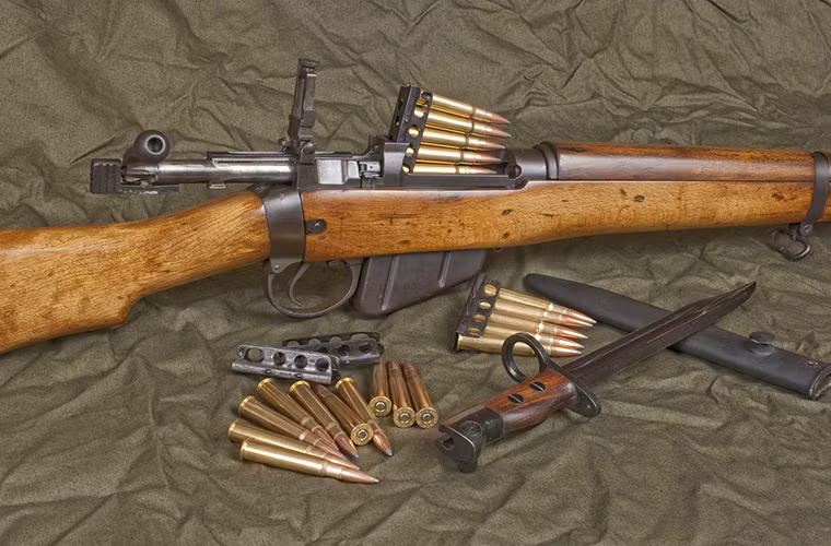 Dù có thiết kế lỗi thời ngay cả sau khi được nâng cấp lên các biến thể SMLE, Lee-Enfield vẫn dành được sự ưu ái của binh lính Anh trong nhiều cuộc chiến trước CTTG 2 và sau đó. Với tầm bắn lên đến hơn 2.000m hoặc hiệu quả trong 500m kết hợp với đó là độ chính xác đáng kinh ngạc cùng kẹp đạn 10 viên Lee-Enfield giúp lính Anh có ưu thế hơn hẳn kẻ thù của mình là người Đức với những khẩu Karabiner 98k. Nguồn ảnh: Pinterest.