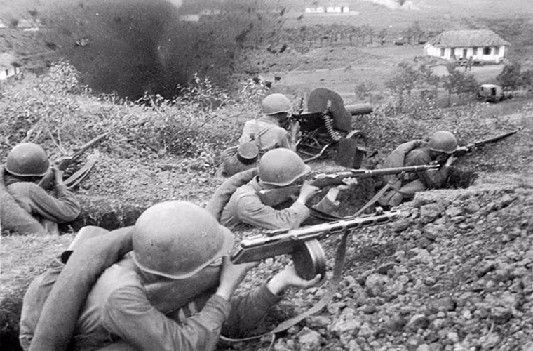 Giống như nhiều mẫu vũ khí khác của Liên Xô trong CTTG 2, PPSh-41 sở hữu một thiết kế bền bỉ, đáng tin cậy và dễ chế tạo cho phép nó có thể hoạt động trên mọi loại điều kiện chiến trường. Theo thông kế trong chiến tranh trung binh mỗi ngày các nhà máy Liên Xô cho ra đời khoảng 3.000 khẩu PPSh-41 các loại. Nguồn ảnh: Reddit.
